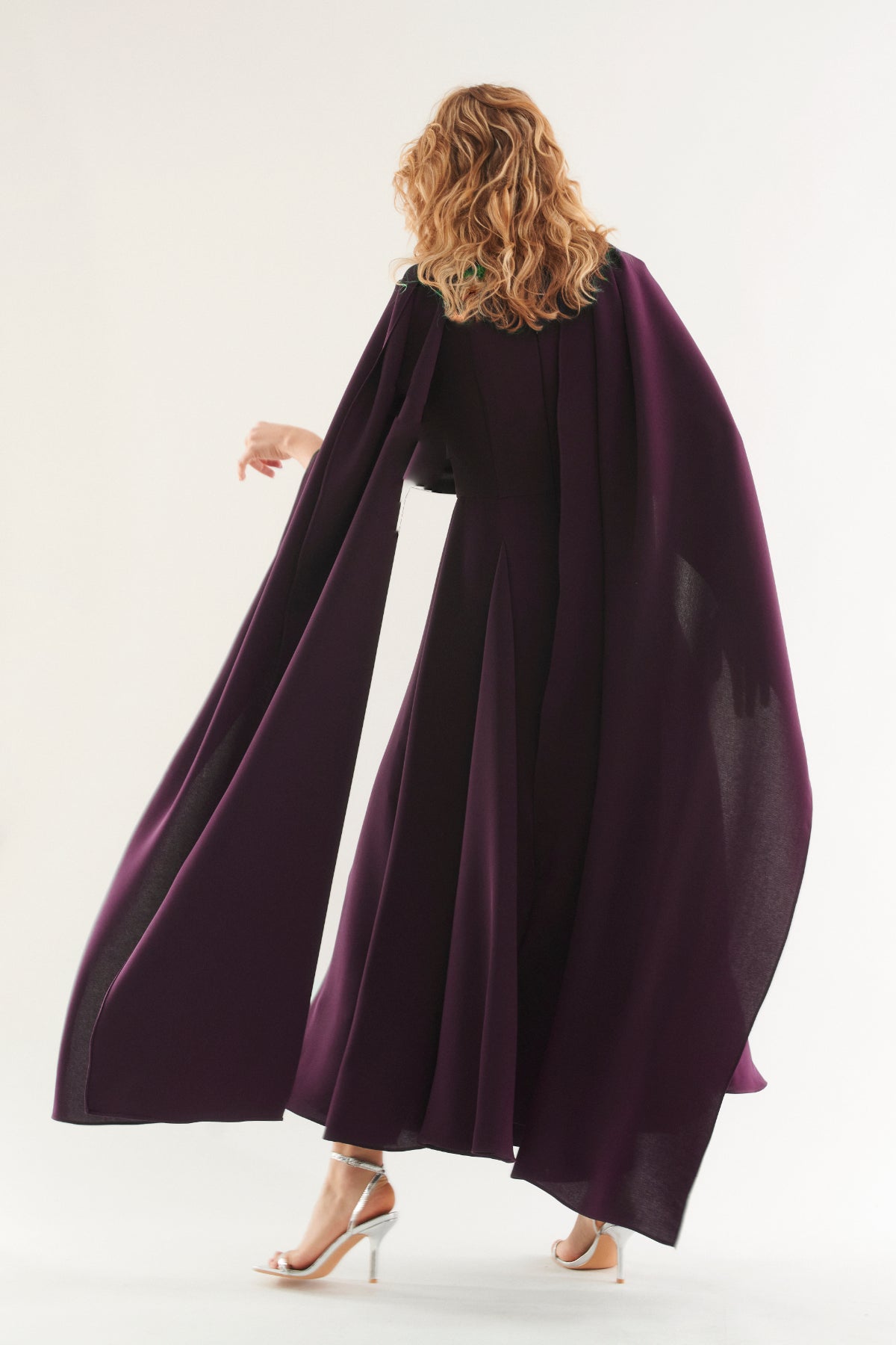 Vestido Brava con capa burdeos