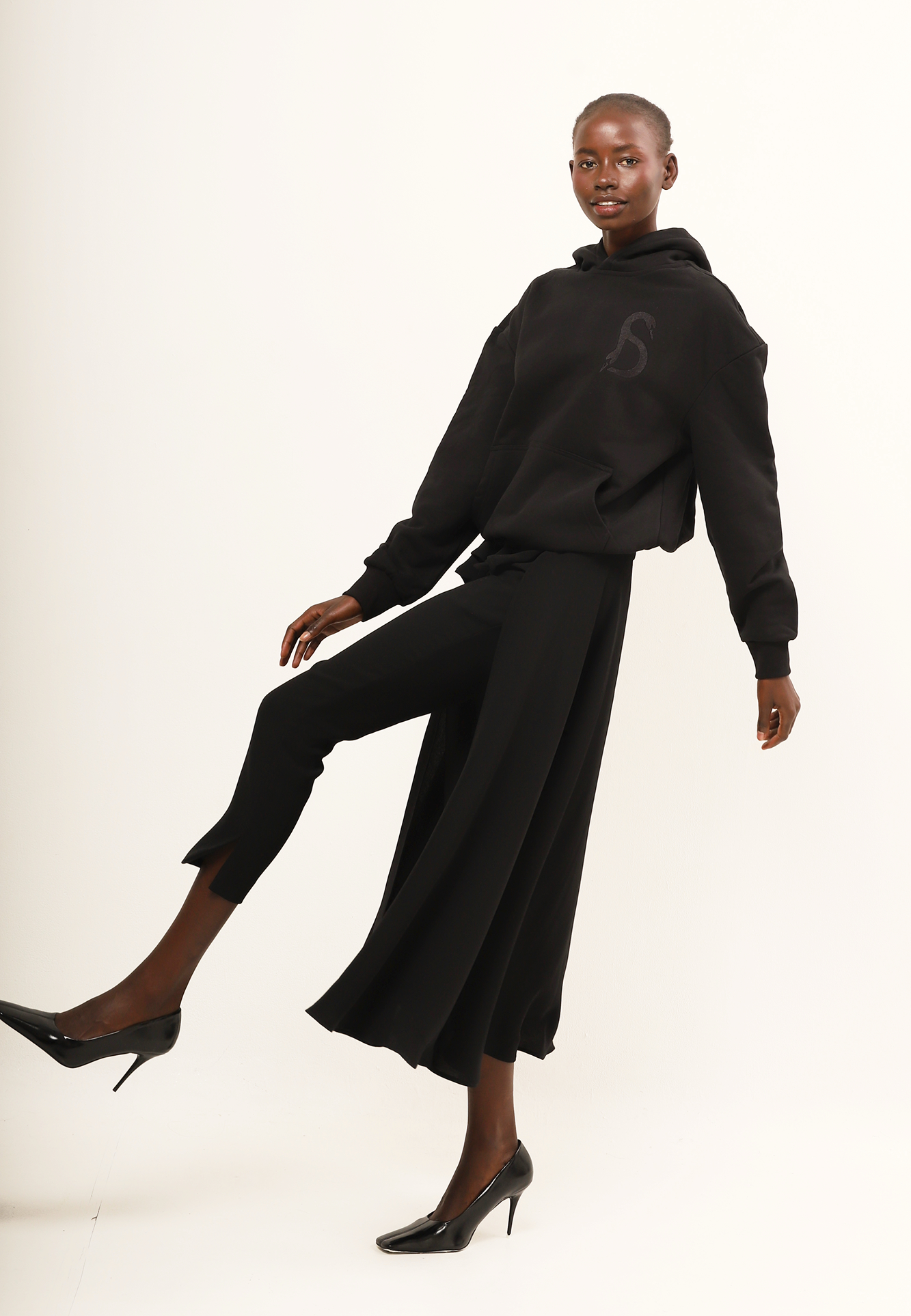 Sudadera Darude negra con capucha