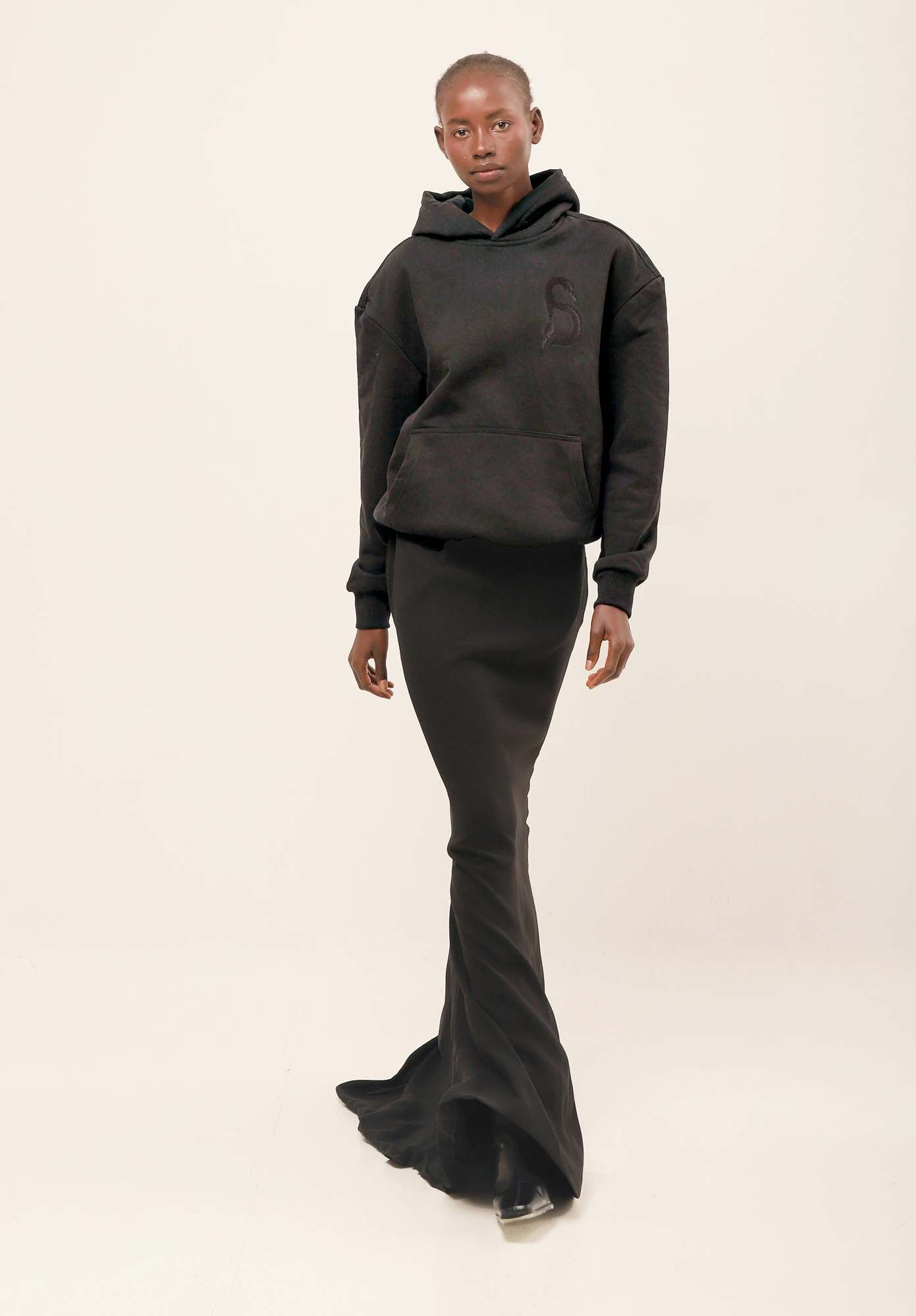 Sudadera Darude negra con capucha